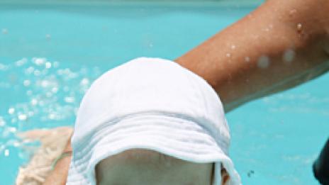 Бебетата плуват в свои води