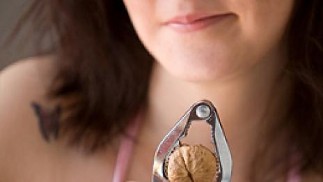 Орехите пазят гърдите от проблеми