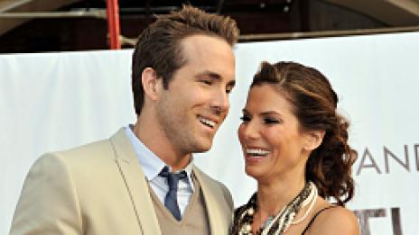 Съпругът на Скарлет се съблече гол заради Сандра Бълок