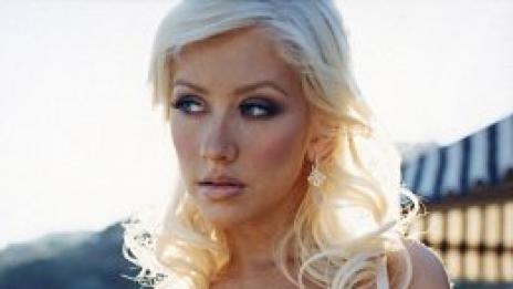 Нов секси тренд: Звезди показват набъбнали прелести