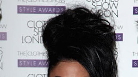 Кейти Прайс прежали Питър, прави парти с приятели