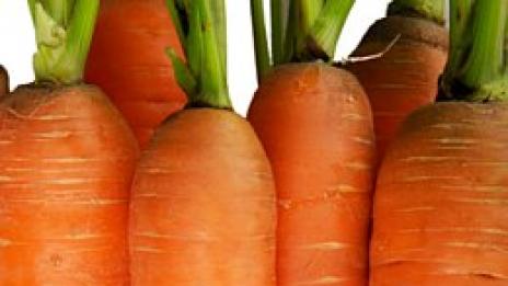 Хрупайте морковите цели, по-полезни са