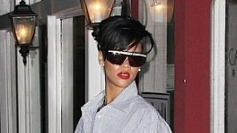 Риана се влюбва, а съсед я съди