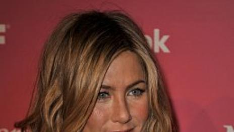 Дженифър работи, та пушек се вдига. И е по-секси от всякога