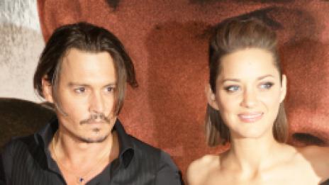 Джони Деп гърми, носи шапка и обича гангстери