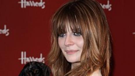 Мръсница. Миша Бартън се опита да влезе в една тоалетна с гаджето си