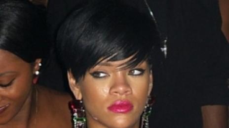 Риана отнася глави и глоби