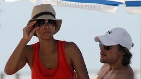 Холи, Нала и Габриел са вече във ваканция