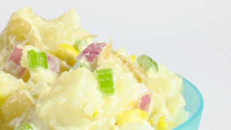 Рулца от раци и картофи на салата