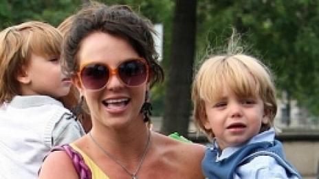 Бритни отново влюбена и отново брюнетка