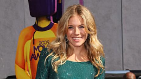 Сиена Милър я мързи да спортува и въобще не е суетна