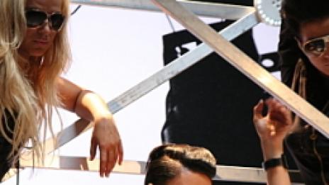 Galia отброява 3 минути до началото на шоуто