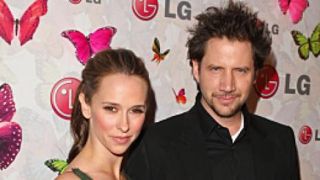 Дженифър Лав Хюит си даде ръката на сцената