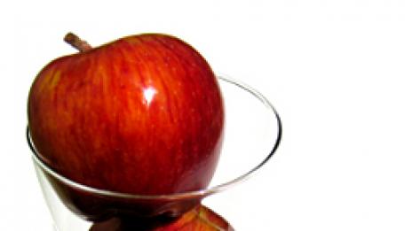 Зепечена бяла риба, гарнирана с ябълки