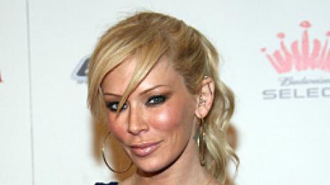 Джена Джеймисън се съблече, защитава пилета и гледа бебета