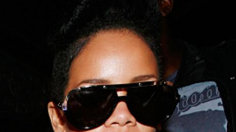 Риана флиртува с портиери, още обича Крис