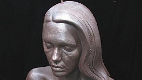 Анджелина се превърна в гол и кърмещ камък