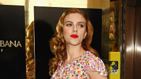 Скарлет върти домашни гозби и се вталява