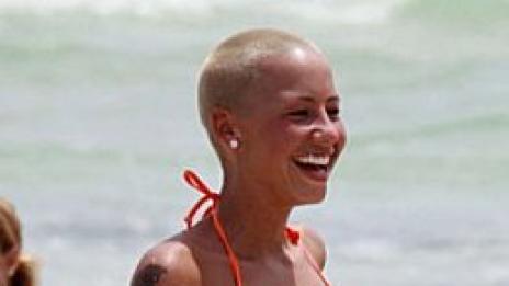 Звездите като плажни лъвици