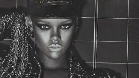 Внушителна, стилна и черно-бяла Риана