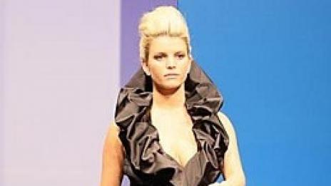 Звездите като манекенки. А Кармен Електра пада