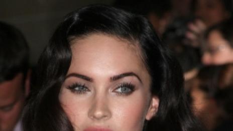 Става напечено. Меган изпоти Анджелина