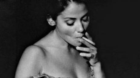 Натали Имбрулия се върна в играта... гола и красива!