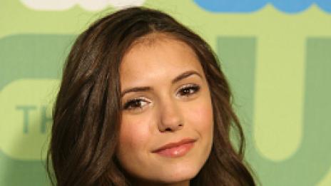 Нина Добрев. Между два вампира