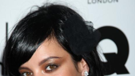 Лили Алън е неузнаваема. В бяло, късо и на висок ток