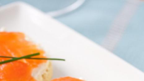 Малки сандвичи със сьомга