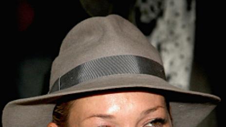 Дръжте се. Кейт Мос пропя наистина