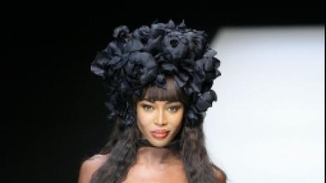 Вечната Наоми отново събра погледите