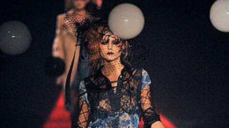 Футуристичен романтизъм в лазерна обвивка