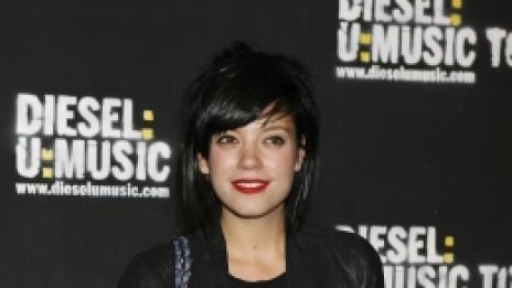 Лили Алън се напя, започва да живее