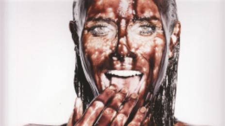 Ммм.. Хайди гола и полята с шоколад