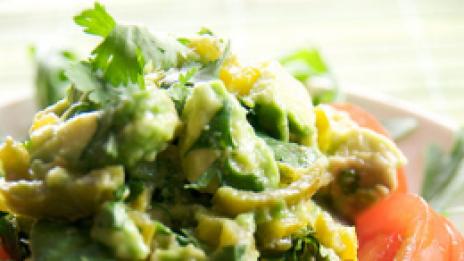 Вкусна салата с авокадо и синьо сирене