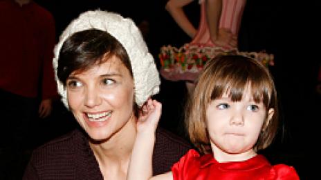 Тригодишно с биберон? При Том Круз всичко е възможно