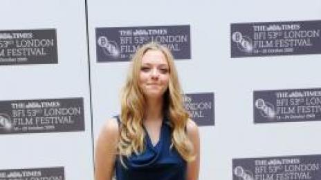 Лятно синьо на снежен фон