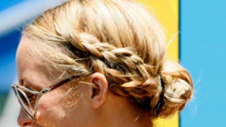 Лежерна секси прическа с плитки