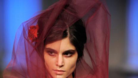 Оскар де ла Рента заложи на цветната фламенко есен