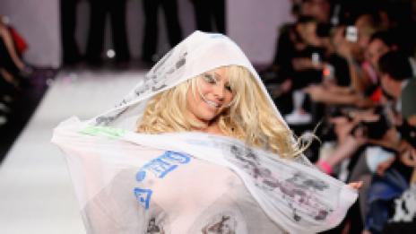 Боже, опази. Памела пропя