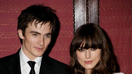 Кийра обича в лодка насред Лондон