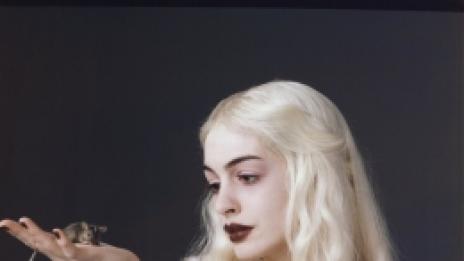 Интервю с Ан Хатауей директно от Страната на чудесата