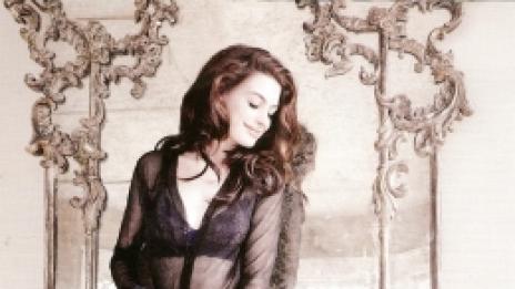 Ан обича физиката и се съблича