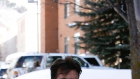 Неприятно. И Чарли Шийн тормози жена си