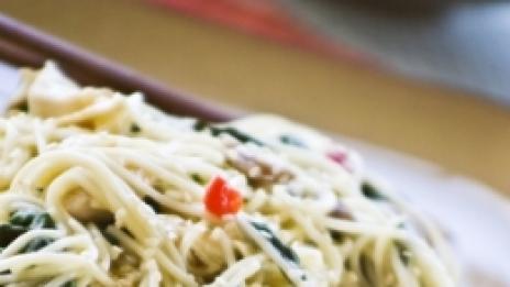 Китайски спагети с пиле и зеленчуци