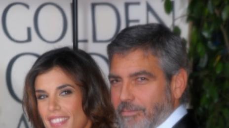 И Клуни стана мъж под чехъл. Под италиански