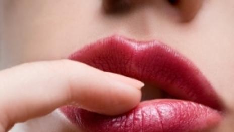 Домашен балсам за устни с боровинки