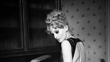 Мистерия и сексапил в черно-бяло