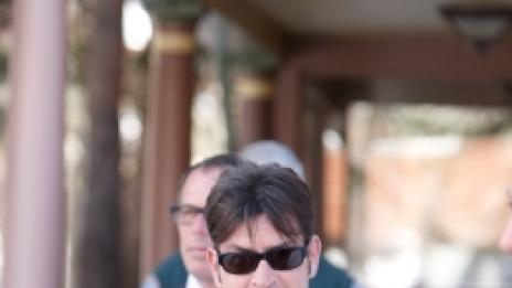 Чарли Шийн провали и „Двама мъже и половина“